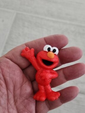 🐻 Red Elmo Figurine Toy - Small Sesame Street Character